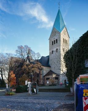 Waltrop, St. Peter-Kirche von der Hochstraße aus, 2012. Hallenkirche, erbaut 12. Jh. bis 1500, Romanik. Historische Vergleichsaufnahme siehe Bild Nr. 08_448.