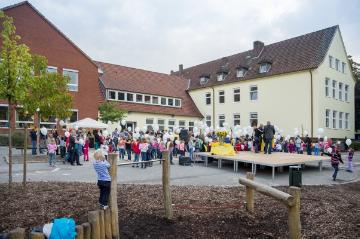 Schulfest in der Wiehagenschule (städtische katholische Grundschule), Werne, anlässlich der Installation von Solarzellen auf dem Schuldach, eine Maßahme im Rahmen des Bewerberprojektes "Energiestadt Werne" der Regionale 2016 - Ziel: nachhaltiges Wirtschaften mit erneuerbaren Energien