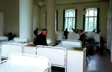 Westfälisches Landeskrankenhaus für Psychiatrie Lengerich, um 1975: Bettensaal auf einer Männerstation.