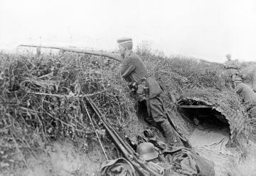 Kriegsschauplatz Cambrai (Frankreich) 1917: Deutscher Soldat mit einem Panzerabwehrgewehr, sog. "Panzerbüchse"