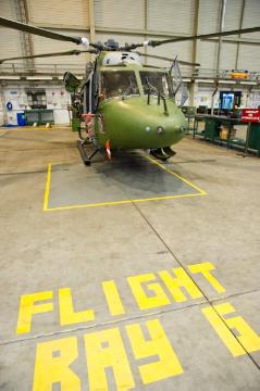 Princess Royal-Kaserne, Gütersloh - Standort eines britischen Heeresflieger-Regimentes: Blick in die Maschinenwartungshalle, Helikopter vom Typ Lynx AH-7