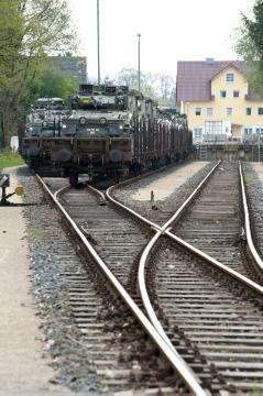 Die britische Armee in Paderborn: Panzerbeladener Güterzug bei der Ausfahrt aus dem Verladebahnhof Sennelager zu einem Manöver nach Süddeutschland -
