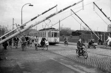 Bahnübergang in Castrop-Rauxel. Bildmitte: Straßenbahnlinie 2 nach Dortmund-Brackel, 1965.