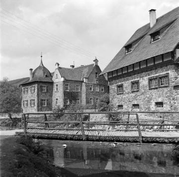 Schloss Lenhausen, Gesamtansicht mit Nachbargebäude und Holzbrücke