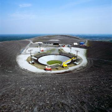 Die "Bergarena", Amphitheater mit 800 Plätzen auf Halde Haniel, Bottrop/Oberhausen-Sterkrade (159 Meter hohe Bergehalde der Zeche Prosper-Haniel, nördlicher Bereich noch in Schüttung)