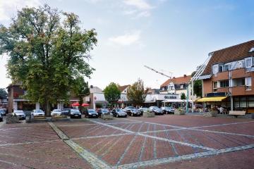 Ennigerloh, Ortszentrum 2013: Marktplatz vor dem Rathaus mit Blick auf eine Ladenzeile