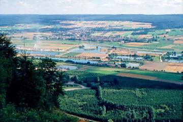 Wesertal bei Godelheim: Blick vom Brunsberg über die Kiesseen an der Weser Richtung Solling