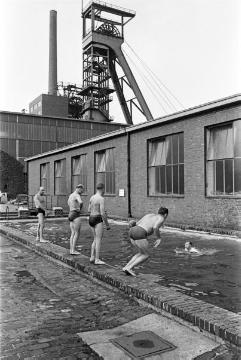 Schichtende auf Zeche Erin, Castrop-Rauxel: Bergleute bei der Erholung im betriebseigenen Schwimmbecken. Undatiert, 1960er Jahre.