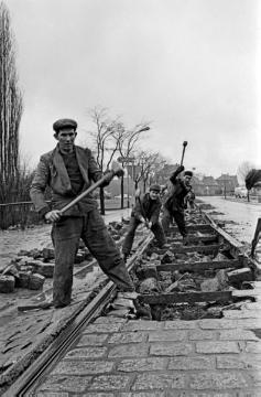 Die ersten Gastarbeiter in Castrop-Rauxel: Jugoslawen beim Abriss von Straßenbahnschienen, um 1960