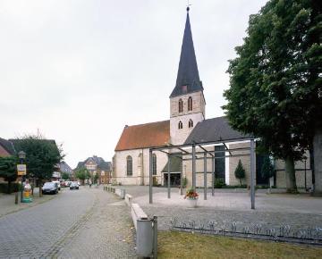 Ostbevern, Ortszentrum 2013: St. Ambrosius-Kirche und Dorfplatz an der Hauptstraße