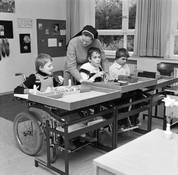LWL-Förderschule für Blinde und Sehbehinderte in Paderborn: Betreuung von schwerst- und mehrfach behinderten Kindern in Kleingruppen, 1978