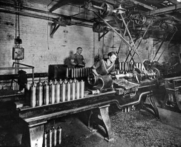 Rüstungsindustrie im Ersten Weltkrieg: Frauenarbeit in einer Munitionsfabrik
