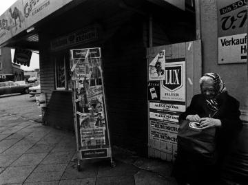 Trinkhalle mit Zeitschriftenständer, Standort Dortmund? Undatiert, 1998 oder später: Die im Ständer angebotene Frauenzeitschrift "Maxi" erschien erstmals 1998 [vgl. Bild-Nr. 18_1173].