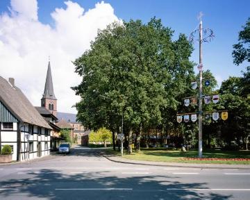 Ahlen-Vorhelm, Ortszentrum 2013: Hauptstraße und Dorfplatz mit Maibaum oder Gildebaum an der St. Pankratius-Kirche