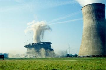Einsturz des Trockenkühlturms des THTR-300 (Thorium-Hoch-Temperatur-Reaktor) im Kraftwerkskomplex der VEW (Vereinigte Elektrizitätswerke Westfalen)