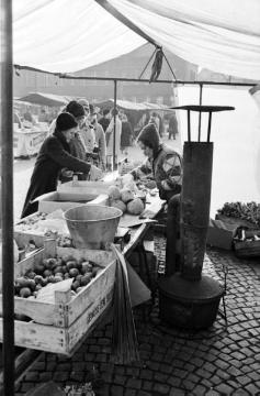Gemüsestand mit Ölofen - winterlicher Wochenmarkt in Castrop-Rauxel, Februar 1970.