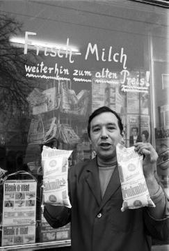 "Dobomil", die Trinkmilch der Milchversorgung Dortmund-Bochum "weiterhin zum alten Preis" - Gemischtwarenladen in Castrop-Rauxel-Ickern, Februar 1971.