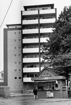 Hochhauskomplex mit "Büdchen" in Castrop-Rauxel-Schwerin. Undatiert, 1960er Jahre.