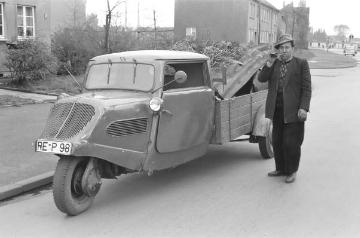 Der "Klüngelkerl" - Altmetallsammler mit Dreiradfahrzeug unterwegs in Castrop-Rauxel-Ickern, Recklinghäuser Straße. Undatiert, 1960er Jahre.