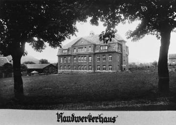 St. Johannes-Stift Marsberg, um 1928: Handwerkerhaus. Provinzial-Heilanstalt für Kinder- und Jugendpsychiatrie, errichtet um 1911. Undatiert.