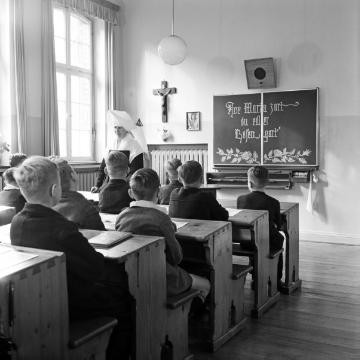 Schulstunde im St. Johannes-Stift Marsberg, 1955 - Westfälische Klinik für Kinder- und Jugendpsychiatrie.