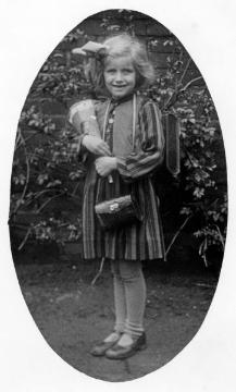 Erster Schultag, Gladbeck 1931: Ute Homann (3.9.1925-2021, später verheiratete Nölle) - Tochter des Lehrers Hermann Homann und Ehefrau Erna (geb. Jacobs).