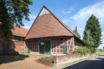 Windheim, Angerstraße: Verlassenes Bauernhaus an der Zufahrt zum Fähranleger. Juni 2016.
