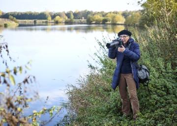 Greta Schüttemeyer, Fotografin im LWL-Medienzentrum für Westfalen, für die Fotodokumentation Windheim unterwegs an der Weser bei Petershagen. Oktober 2016.