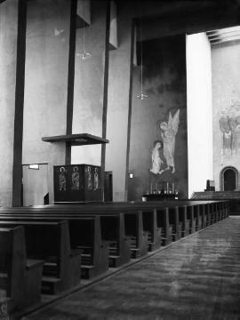 Heilig-Geist-Kirche: Die Kanzel und das Wandgemälde 'Maria und der Engel'