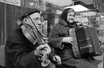 Straßenmusikantenpaar - über Jahrzehnte an jedem Donnerstag präsent an ihrem Stammplatz in der Castroper Altstadt. Undatiert, 1960er Jahre.