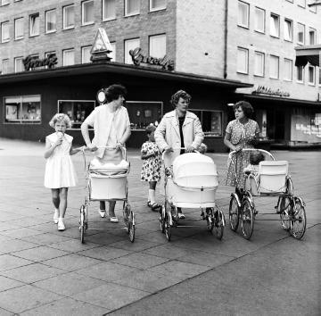 Sonntagsspaziergang in Castrop am Biesenkamp Ecke Münsterstraße. Castrop-Rauxel, 1960er Jahre.