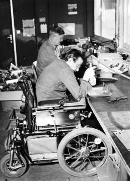 Josefsheim Bigge, Behindertenwerkstatt: Elektromontagewerkstatt, Behinderte bei der Arbeit