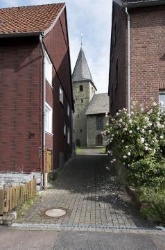 Dorfzentrum Borgeln mit ev. Pfarrkirche: Kirchturm von 1050, ursprüngliche Basilika von 1150/1180, Umbau zur Hallenkirche um 1712. Ansicht von der Diedrich-Düllmann-Straße aus im Juni 2016.