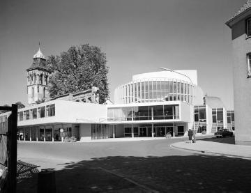 Theater Münster, erbaut 1952-1956 nach Entwürfen der Architekten Harald Deilmann, Max von Hausen, Ortwin Rave und Werner Ruhnau. Links: Turm der Martinikirche (Voßgasse/Neubrückstraße). Ansicht 1957.