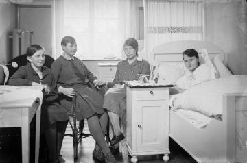 Krankenbesuch im St. Lucia-Hospital, Harsewinkel. Undatiert, 1920er Jahre