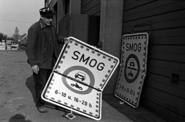 Smog-Warnschild an einem Fahrzeugdepot an der Herner Straße, Castrop-Rauxel, Februar 1971.