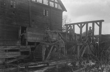 Erster Weltkrieg [Original ohne Angaben, undatiert]: Soldaten an einer alten Wassermühle