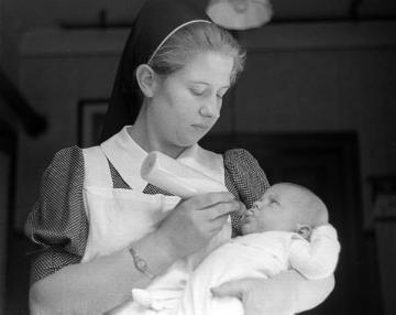 Hebamme Beestert mit Säugling im Hause Heinrich Brömmel, Hoher Weg