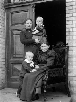 Familie Bellmann, Harsewinkel - Mutter und Großmuttern mit Kindern. Undatiert, um 1918?