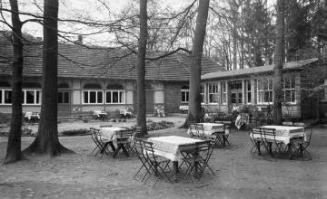 Gartenwirtschaft des Gasthofes "Waldschlösschen" in Harsewinkel-Marienfeld. Undatiert