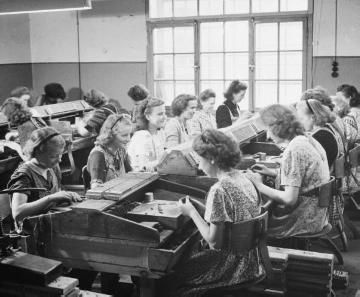 Zigarrenmanufaktur in Lügde, 1952: Frauen beim Rollen der Zigarren am Zigarrenmachertisch. Unternehmen unbekannt.