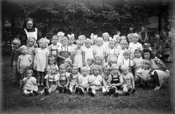Sommerfest im Kindergarten Harsewinkel anlässlich des Schützenfestes 1948.