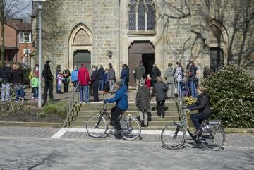 Auftakt zur Karfreitagsprozession der Heilig-Kreuz-Gemeinde in Brochterbeck: Versammlung zum Gottesdienst vor der St. Peter und Paul-Kirche, April 2015.
