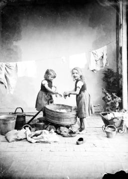 "Puppenwäsche", 1902: Maria-Elisabeth "Lilli" (rechts) und Änne Jäger, zwei von drei Töchtern des Fotografen Johann Hermann Jäger (1845-1920) und seiner zweiten Ehefrau Gertrud (+1918). Atelier Jäger, Harsewinkel.