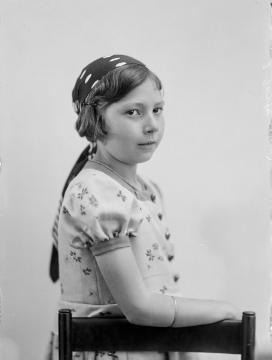 Agnes Jäger (*1926) um 1936 - die mittlere von drei Töchtern des Harsewinkeler Fotografen Ernst Jäger und Ehefrau Agnes. Atelier Fritz Jäger, Würzburg, undatiert.