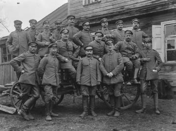 Erster Weltkrieg [Original ohne Angaben, undatiert]: Soldat Hermann Reichling (vorn rechts) mit Kameraden