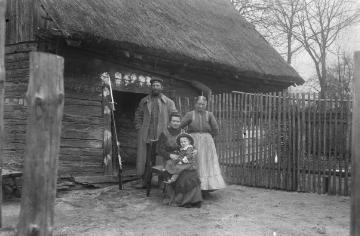 Erster Weltkrieg [Original ohne Angaben, undatiert]: Soldat mit Familie oder Quartiersleuten