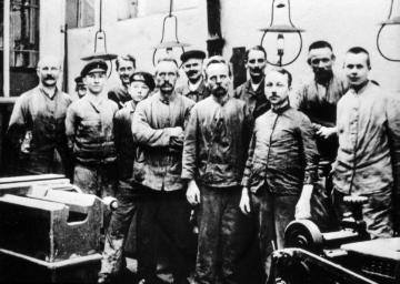 Werksbelegschaft der "Baer und Rempel - Bielefelder Nähmaschinen-Fabrik", gegründet 1865 - Herstellung von "Phoenix- und Teutonia"-Nähmaschinen und "Planet"-Fahrrädern. Undatiert, um 1906?