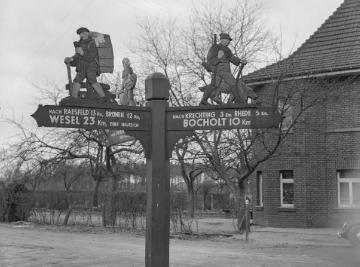Wegweiser bei Rhede, März 1952.