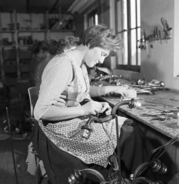 Lampenfabrik Asmuth in Düdinghausen: Arbeiterinnen bei der Lampenmontage